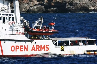 Die "Open Arms" wartet vor der Küste Lampedusas auf eine Lösung für die 107 Migranten an Bord.