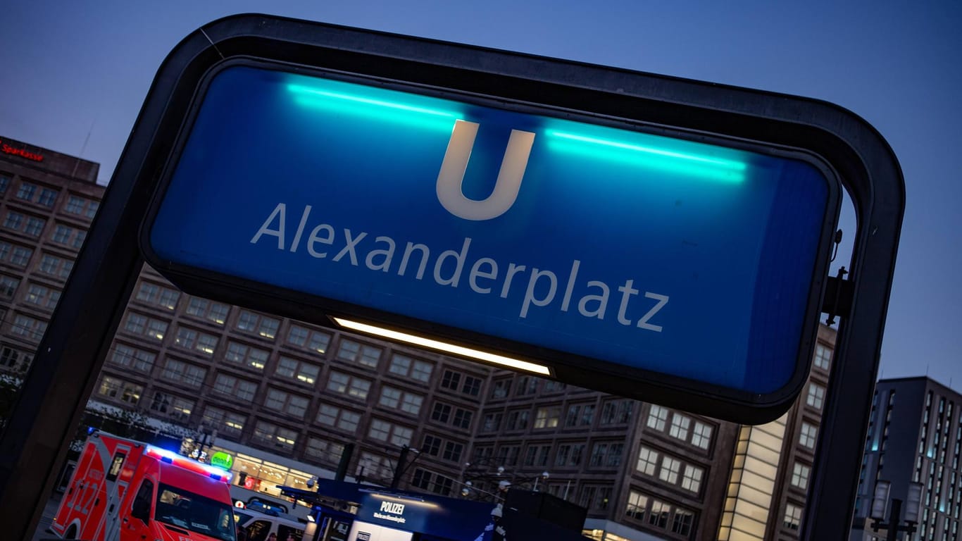 Alexanderplatz in Berlin: Im Mai 2018 wurde hier ein Obdachloser von zwei Männern angezündet – jetzt gab es ein Urteil gegen die Täter. (Symbolbild)