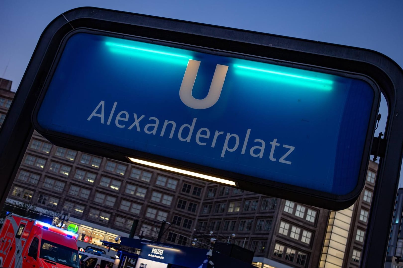 Alexanderplatz in Berlin: Im Mai 2018 wurde hier ein Obdachloser von zwei Männern angezündet – jetzt gab es ein Urteil gegen die Täter. (Symbolbild)