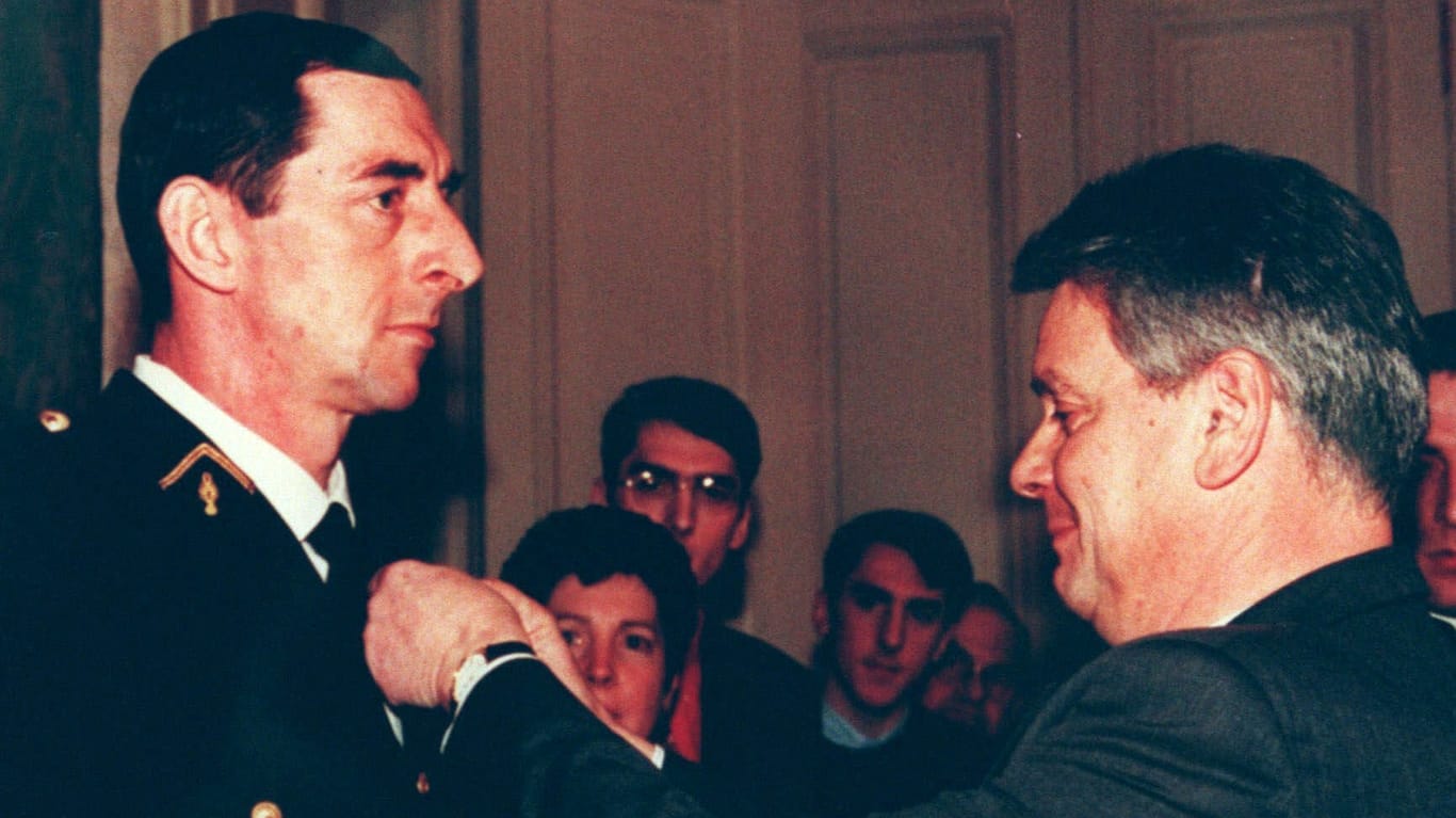 Daniel Nivel erhält 1999 eine Medaille vom französischen Verteidigungsminister Alain Richard: Einer der verurteilten Täter steht erneut vor Gericht.