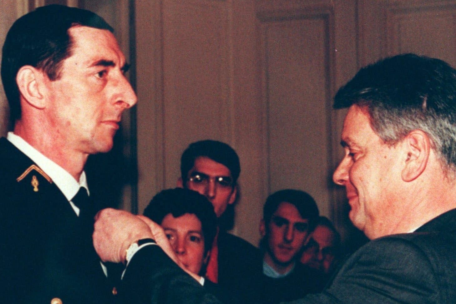 Daniel Nivel erhält 1999 eine Medaille vom französischen Verteidigungsminister Alain Richard: Einer der verurteilten Täter steht erneut vor Gericht.