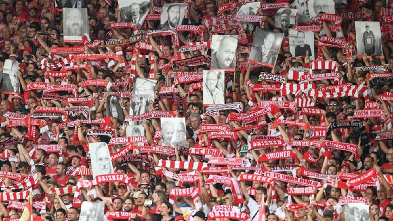 Fans konnten ein Banner mit Bildern gestorbener Angehöriger anfertigen lassen.