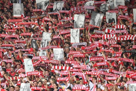 Fans konnten ein Banner mit Bildern gestorbener Angehöriger anfertigen lassen.
