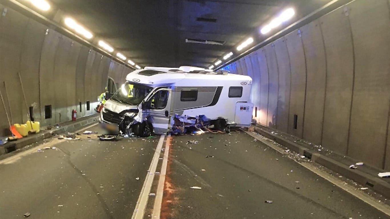 Schwerer Unfall im Gotthard-Tunnel: Ein Auto ist auf die Gegenfahrbahn geraten und mit zwei Fahrzeugen kollidiert.
