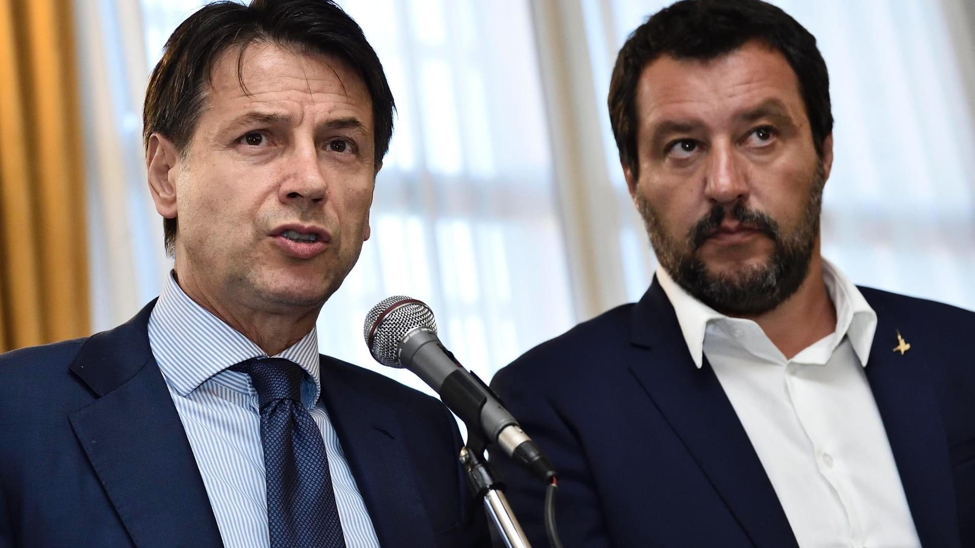 Der parteilose italienische Ministerpräsident Giuseppe Conte (l.) mit seinem Innenminister Matteo Salvini: Hat sich der Chef der rechtsextremen Lega verzockt?