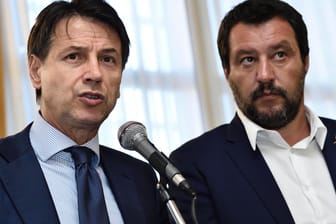 Der parteilose italienische Ministerpräsident Giuseppe Conte (l.) mit seinem Innenminister Matteo Salvini: Hat sich der Chef der rechtsextremen Lega verzockt?