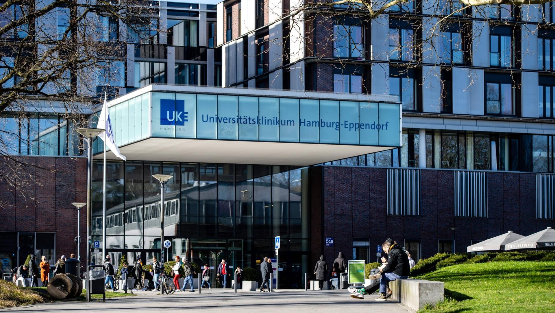 Das Universitätsklinikum Hamburg-Eppendorf: Aus der geschlossenen Abteilung der Psychiatrie ist ein 27-Jähriger geflohen. (Symbolfoto) Das Universitätsklinikum Hamburg-Eppendorf: Aus der geschlossenen Abteilung der Psychiatrie ist ein 27-Jähriger geflohen. (Symbolfoto)