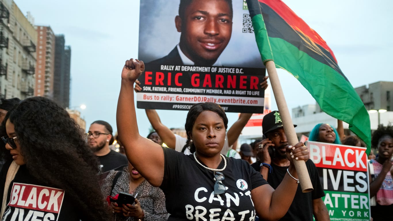 New York im Juli: Aktivisten von "Black Lives Matter" protestieren gegen die Entscheidung des US-Justizministeriums, die Ermittlungen gegen den Polizisten Daniel Pantaleo einzustellen.