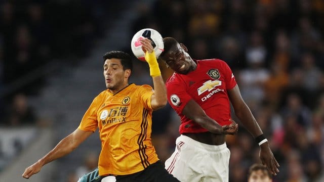 Paul Pogba (r) vergab mit einem verschossenen Foulelfmeter die Chance zum Sieg. Paul Pogba (r) vergab mit einem verschossenen Foulelfmeter die Chance zum Sieg.