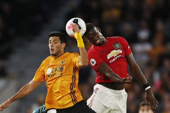 Paul Pogba (r) vergab mit einem verschossenen Foulelfmeter die Chance zum Sieg.