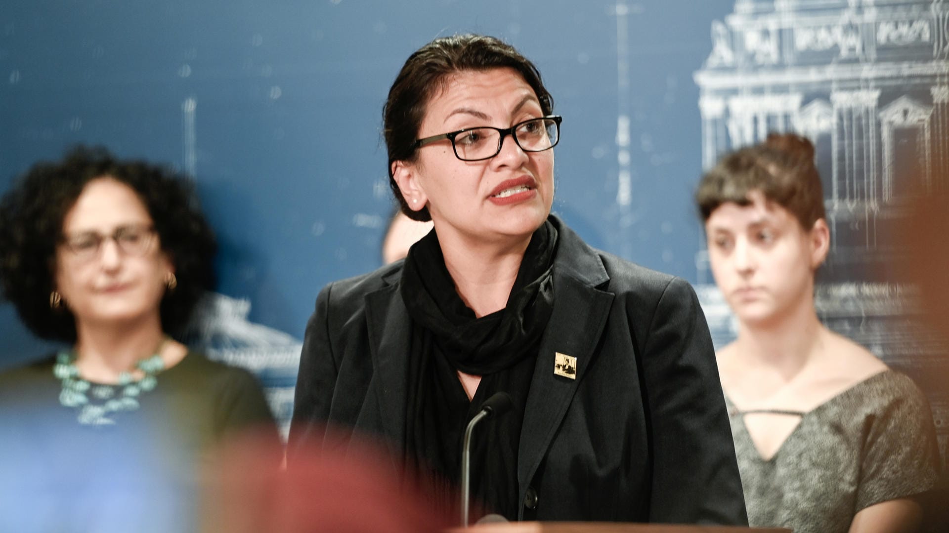 Rashida Tlaib: Bei einem Presseauftritt spricht die US-Abgeordnete von den Erfahrungen ihrer palästinensischen Familie in Israel.