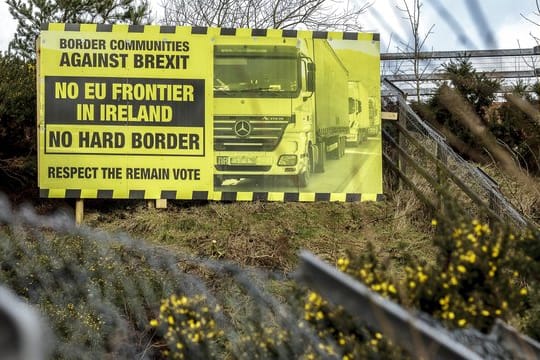 Ein Schild gegen den Austritt des Vereinigten Königreichs aus der EU an der Grenze zwischen Irland und Nordirland.