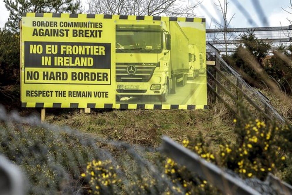 Ein Schild gegen den Austritt des Vereinigten Königreichs aus der EU an der Grenze zwischen Irland und Nordirland.