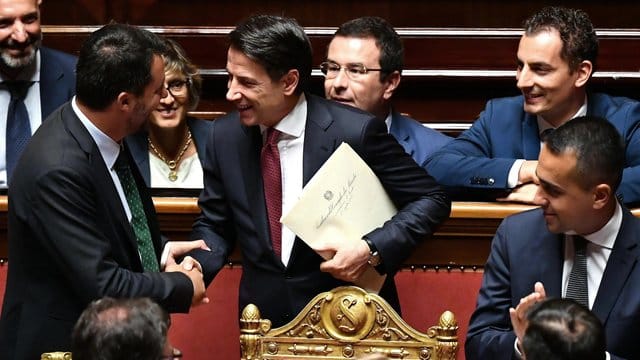 Giuseppe Conte hat angesichts der Krise seinen Rücktritt angekündigt. Giuseppe Conte hat angesichts der Krise seinen Rücktritt angekündigt.