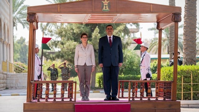 Der irakische Verteidigungsminister Al-Shammari begrüßt seine deutsche Amtskollegin in Bagdad. Der irakische Verteidigungsminister Al-Shammari begrüßt seine deutsche Amtskollegin in Bagdad.