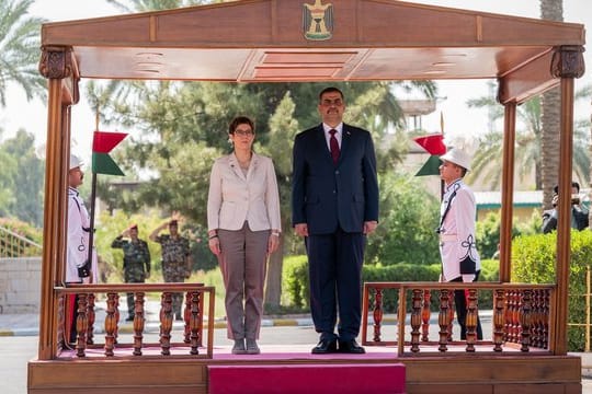 Der irakische Verteidigungsminister Al-Shammari begrüßt seine deutsche Amtskollegin in Bagdad.