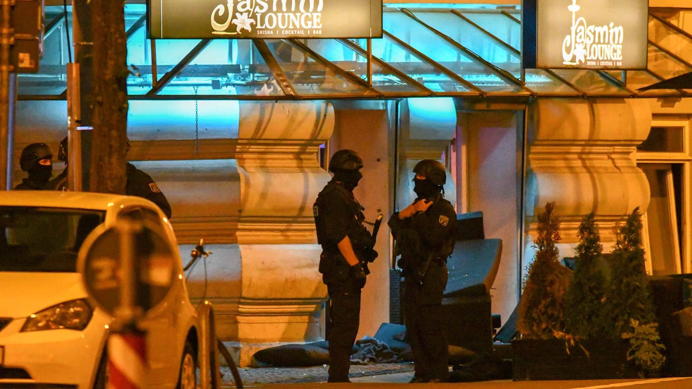 Polizisten in Schutzausrüstung vor der Bar: In der Nacht ist es zu einem Streit in Magdeburg gekommen, bei dem auch Schusswaffen eingesetzt wurden.
