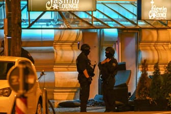Polizisten in Schutzausrüstung vor der Bar: In der Nacht ist es zu einem Streit in Magdeburg gekommen, bei dem auch Schusswaffen eingesetzt wurden.