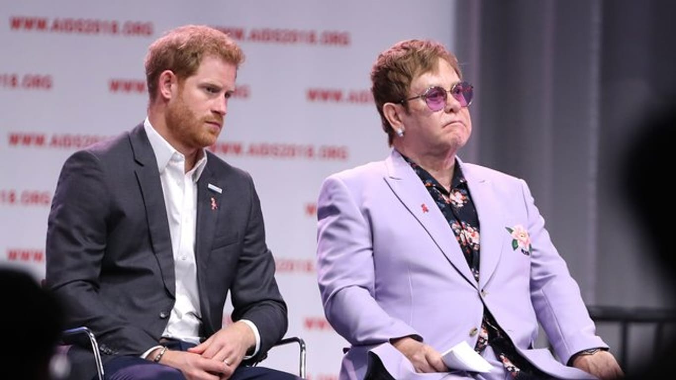 Elton John und Prinz Harry sind eng befreundet.