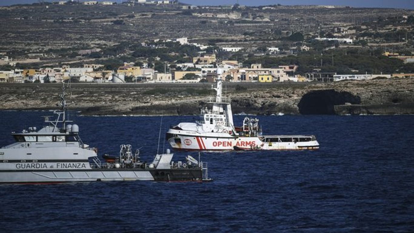 Ein Schiff der italienischen Guardia di Finanza neben dem Rettungsschiff "Open Arms" vor der Küste Lampedusas.