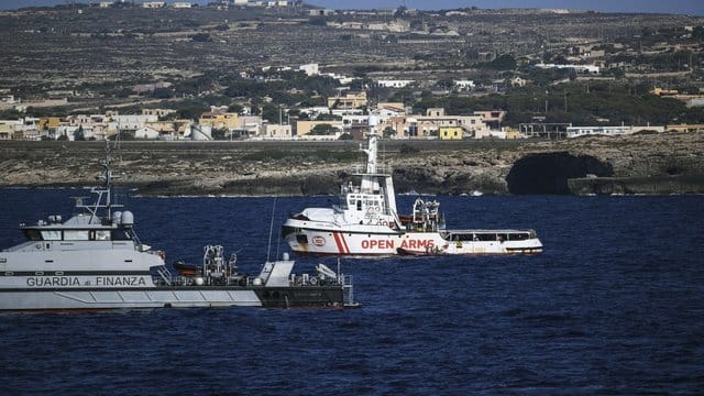 Ein Schiff der italienischen Guardia di Finanza neben dem Rettungsschiff "Open Arms" vor der Küste Lampedusas. Ein Schiff der italienischen Guardia di Finanza neben dem Rettungsschiff "Open Arms" vor der Küste Lampedusas.