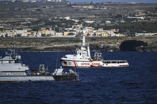 Ein Schiff der italienischen Guardia di Finanza neben dem Rettungsschiff "Open Arms" vor der Küste Lampedusas.