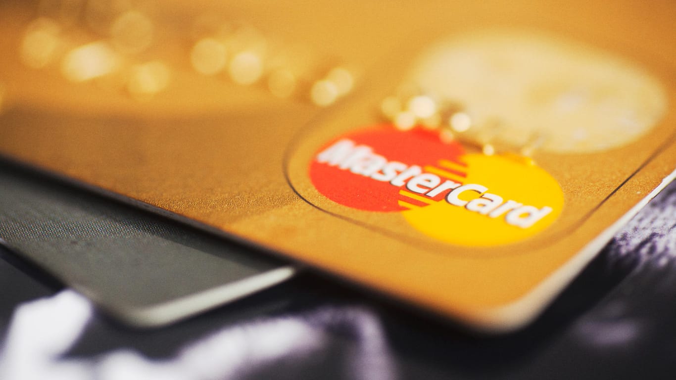 Eine Kreditkarte mit Mastercard-Schriftzug: Knapp 90.000 Daten von Kunden des Anbieters kursieren im Netz.