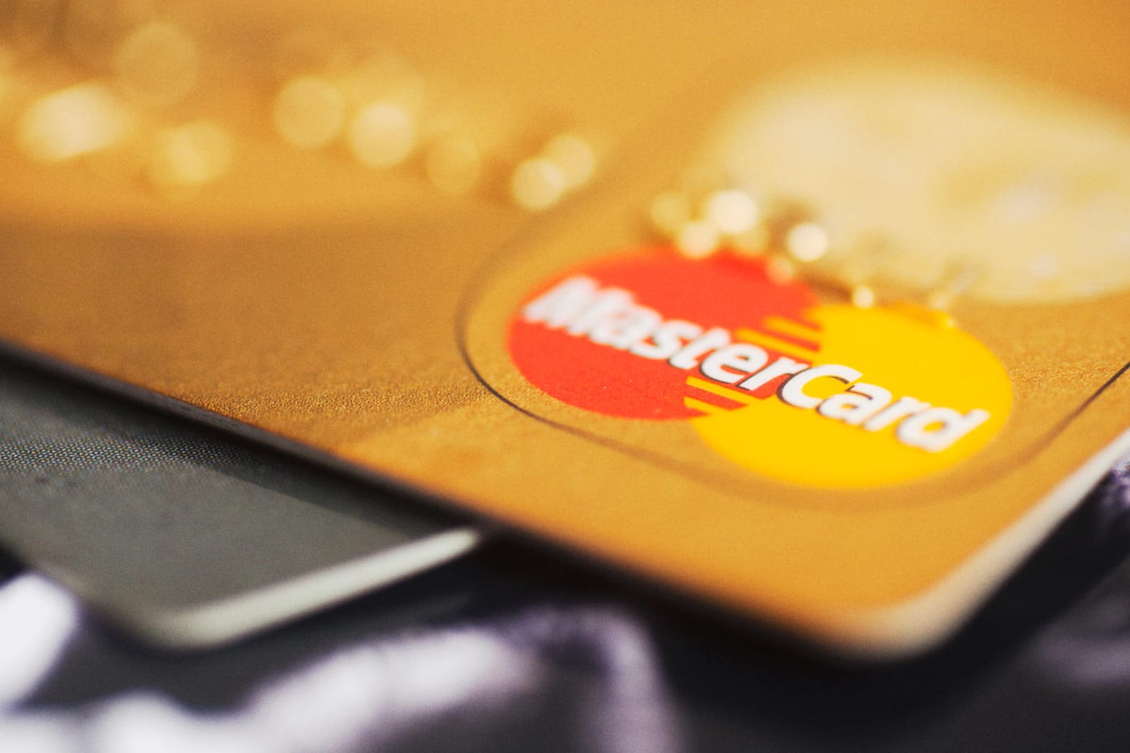 Eine Kreditkarte mit Mastercard-Schriftzug: Knapp 90.000 Daten von Kunden des Anbieters kursieren im Netz.