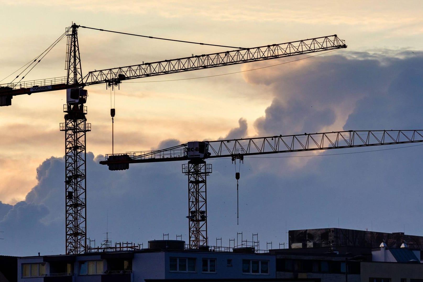 Baukräne auf einer Baustelle: Ein Eingreifen der Bundesregierung würde zu diesem Zeitpunkt den Abschwung verstärken.