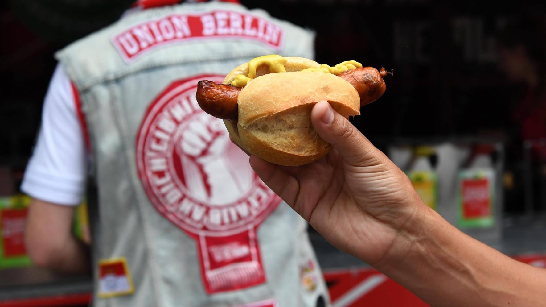 Stadionwurst beim ersten Bundesliga-Spiel von Union Berlin: Beim Aufsteiger ist die Wurst am günstigsten.