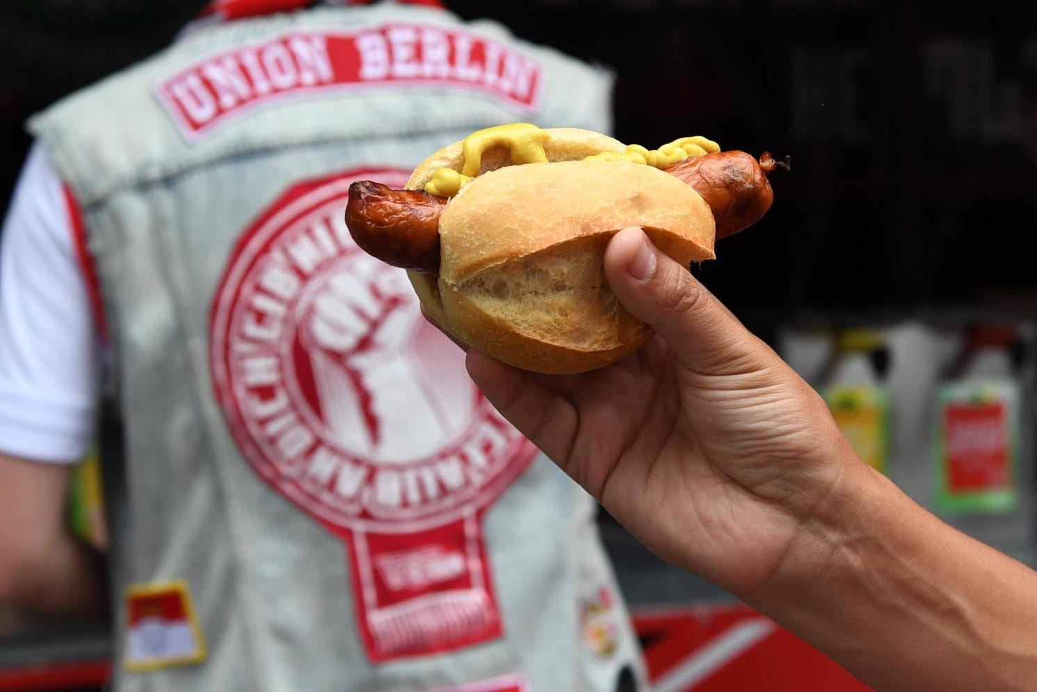 Stadionwurst beim ersten Bundesliga-Spiel von Union Berlin: Beim Aufsteiger ist die Wurst am günstigsten.