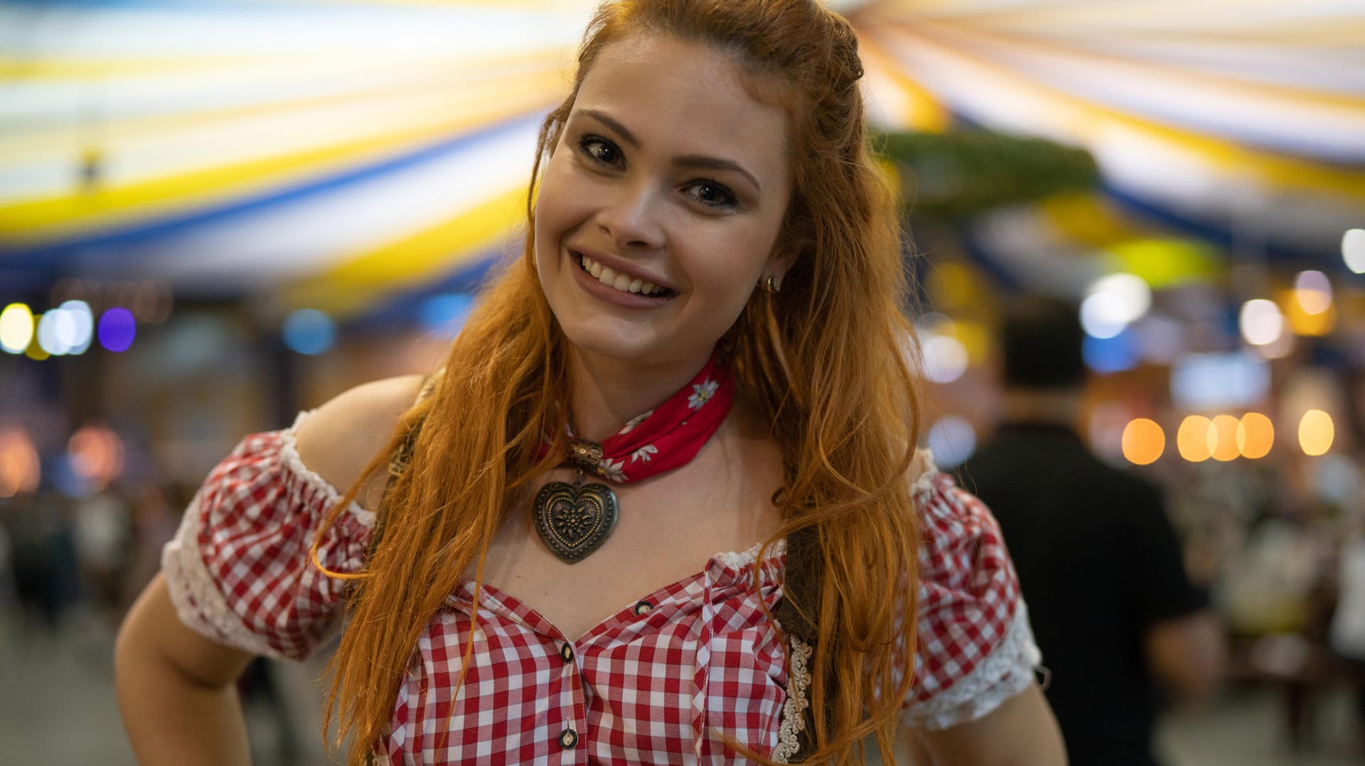 Oktoberfest: Frau in klassischer Trachtenbluse.