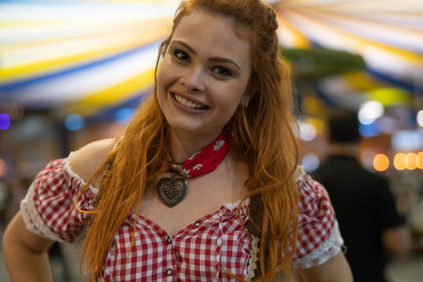 Oktoberfest: Frau in klassischer Trachtenbluse.