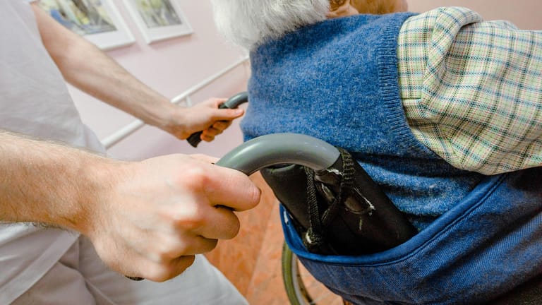 Seniorenpflege: Wird mehr Pflege nötig, als Angehörige zu Hause schaffen, kann ein Umzug ins Heim sinnvoll sein.