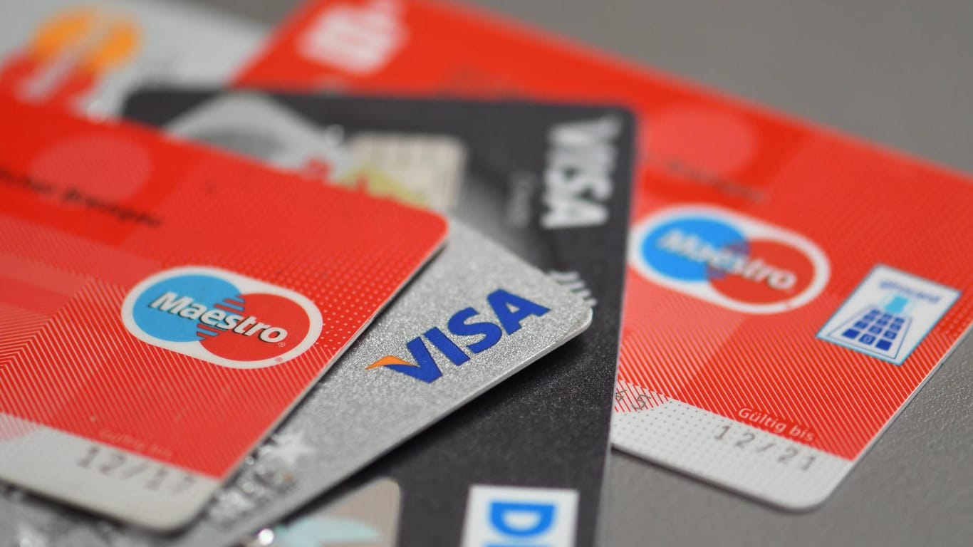 Kreditkarten: Bei vielen Banken ist das kostenlose Abheben von Geld nur mit der Kreditkarte möglich.