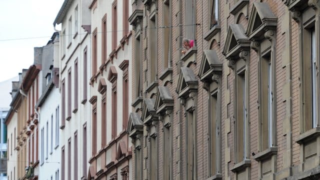 Laut Mietpreisbremse darf die Miete bei neuen Verträgen in Gebieten mit angespanntem Wohnungsmarkt nicht mehr als zehn Prozent über der "ortsüblichen Vergleichsmiete" liegen.