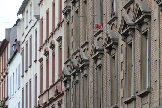 Laut Mietpreisbremse darf die Miete bei neuen Verträgen in Gebieten mit angespanntem Wohnungsmarkt nicht mehr als zehn Prozent über der "ortsüblichen Vergleichsmiete" liegen.