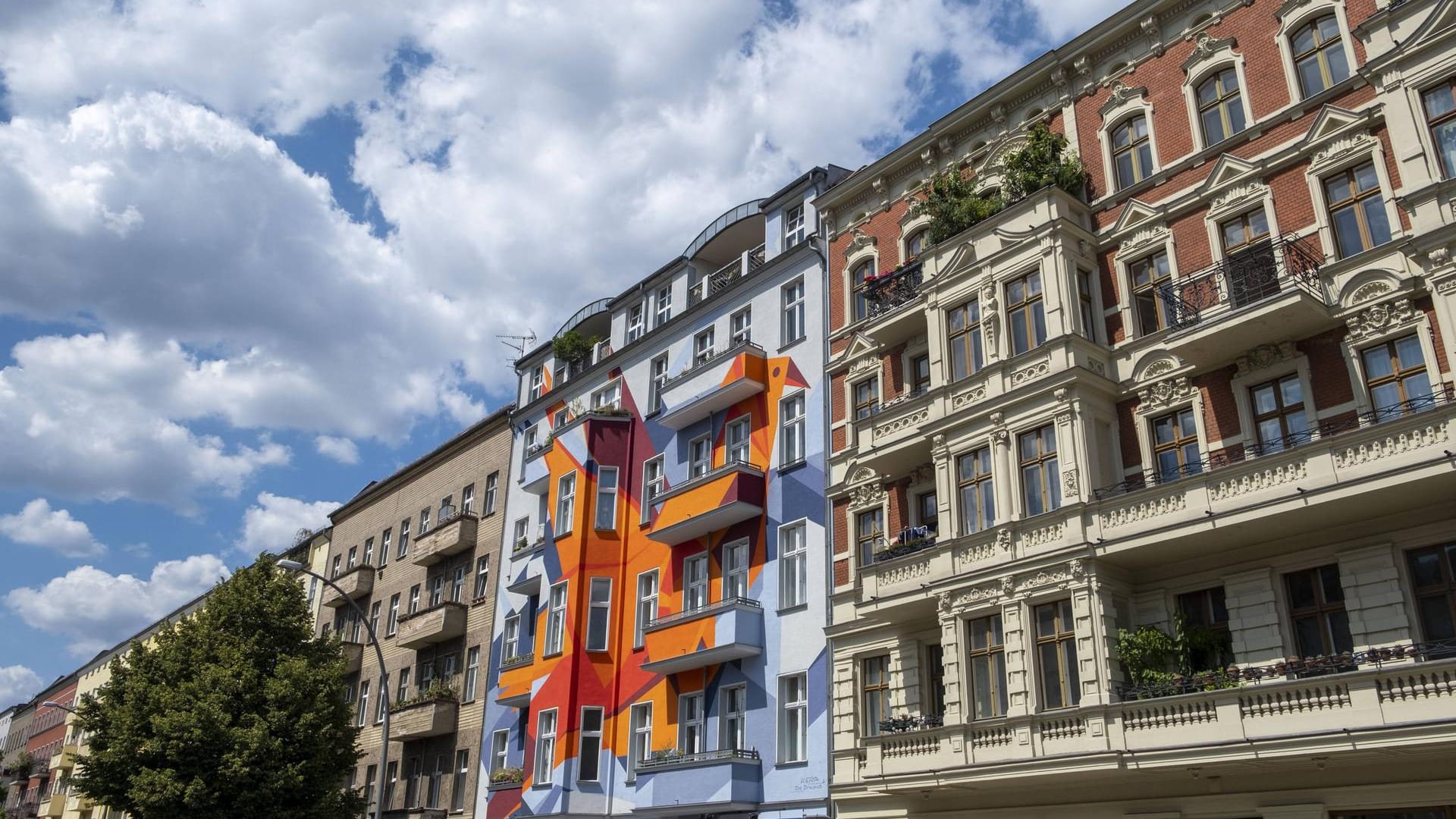 Wohnhäuser in Berlin: Die Mietpreisbremse soll die Probleme auf dem Wohnungsmarkt mindern.