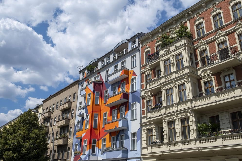 Wohnhäuser in Berlin: Die Mietpreisbremse soll die Probleme auf dem Wohnungsmarkt mindern.