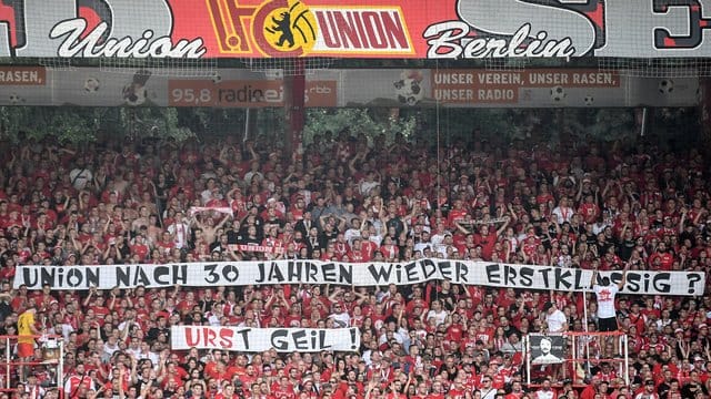 Die Union-Fans feiern ihr Team.