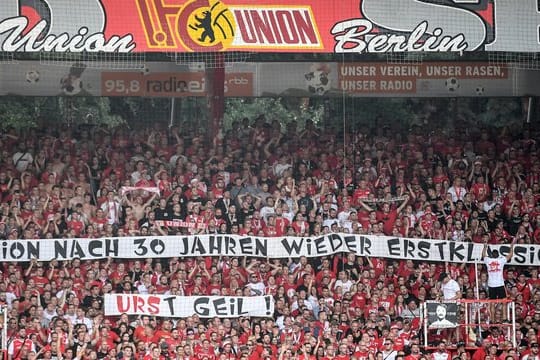 Die Union-Fans feiern ihr Team.