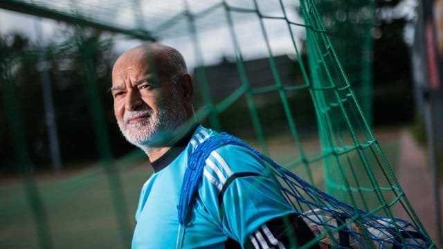 Reza Parsaei steht für den FC livingroom Mainz e.