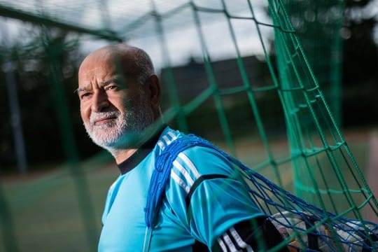 Reza Parsaei steht für den FC livingroom Mainz e.