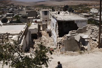 Zerstörte Häuser in der Provinz Idlib: Bodentruppen der syrischen Regierung sind in eine der größten von Rebellen in der Provinz Idlib gehaltenen Stadt eingedrungen.