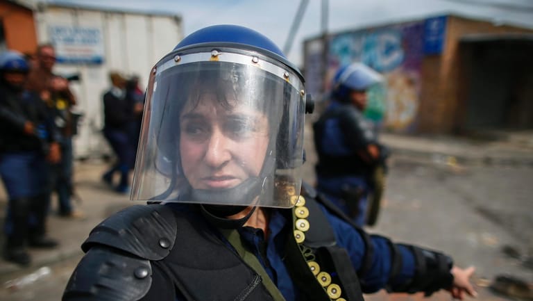 Eine Polizistin bei einer Protestaktion in Kapstadt: Die dortige Polizei wird derzeit von der Armee unterstützt.