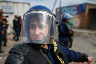 Eine Polizistin bei einer Protestaktion in Kapstadt: Die dortige Polizei wird derzeit von der Armee unterstützt.