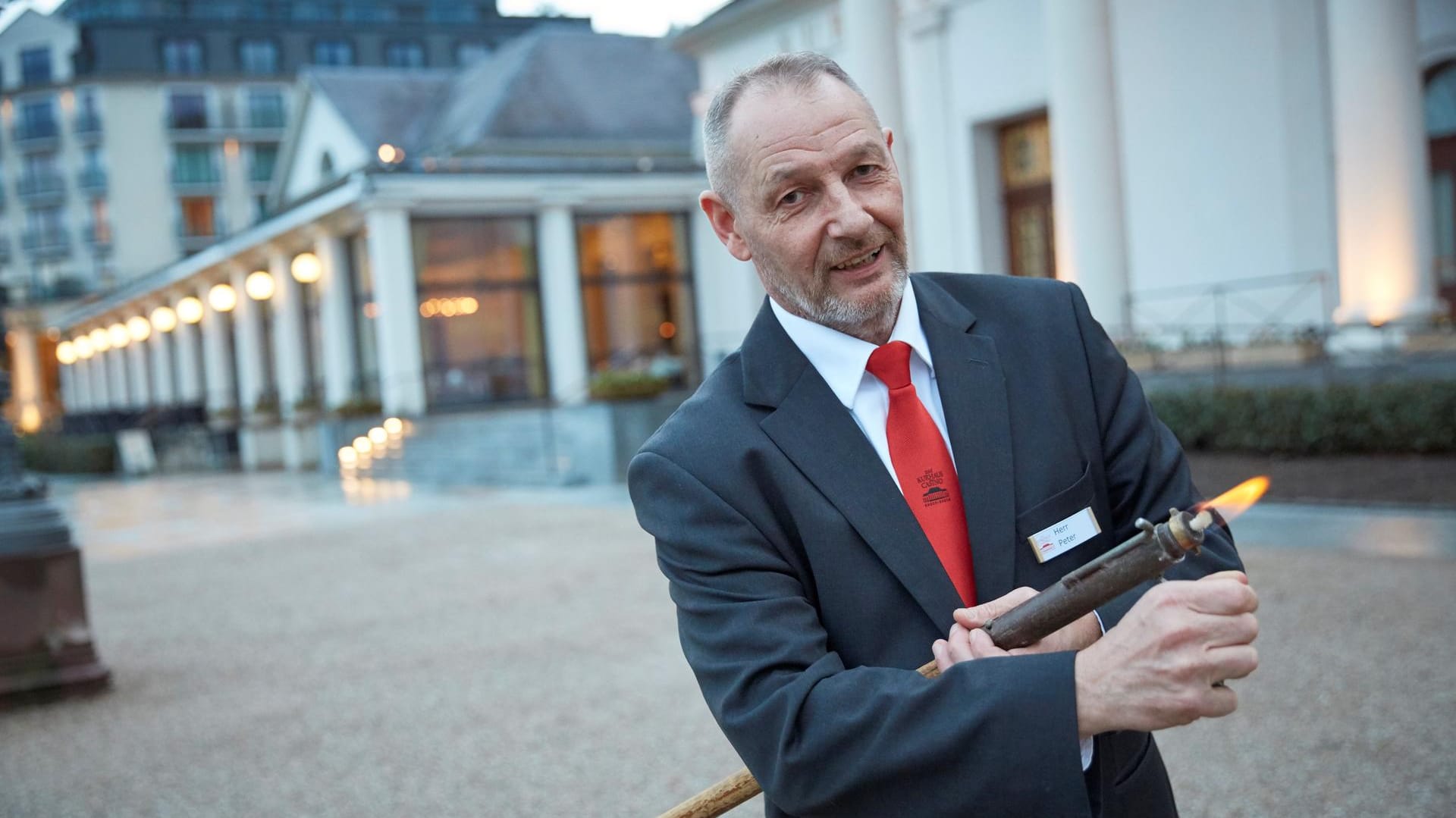 Er bewahrt eine alte Tradition in Baden-Baden: Klaus Peter zündet die Lampen vor dem Kurhaus per Hand an.