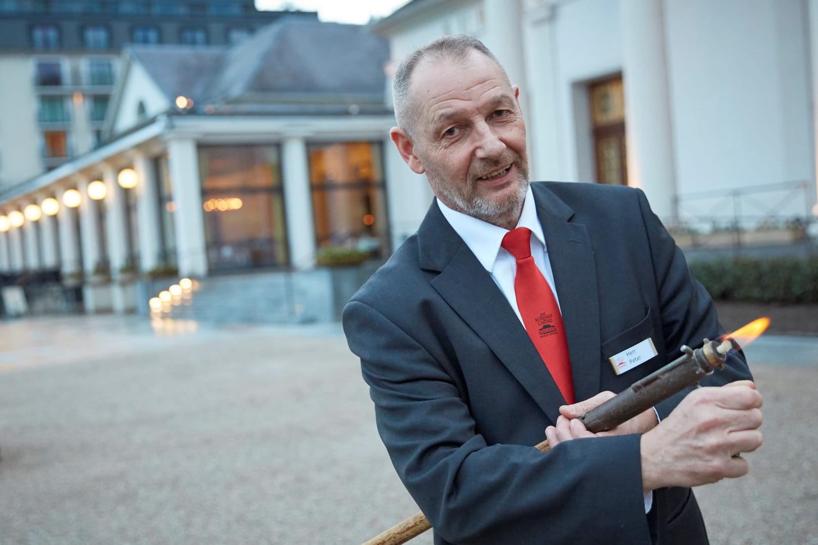 Er bewahrt eine alte Tradition in Baden-Baden: Klaus Peter zündet die Lampen vor dem Kurhaus per Hand an.