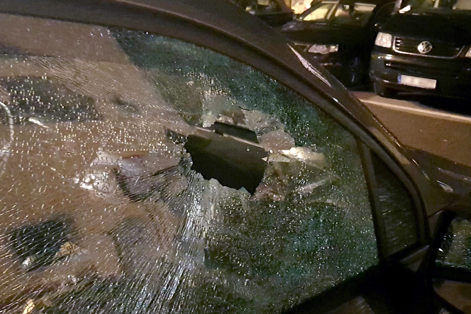 Ein Fahrzeug mit zerstörter Scheibe