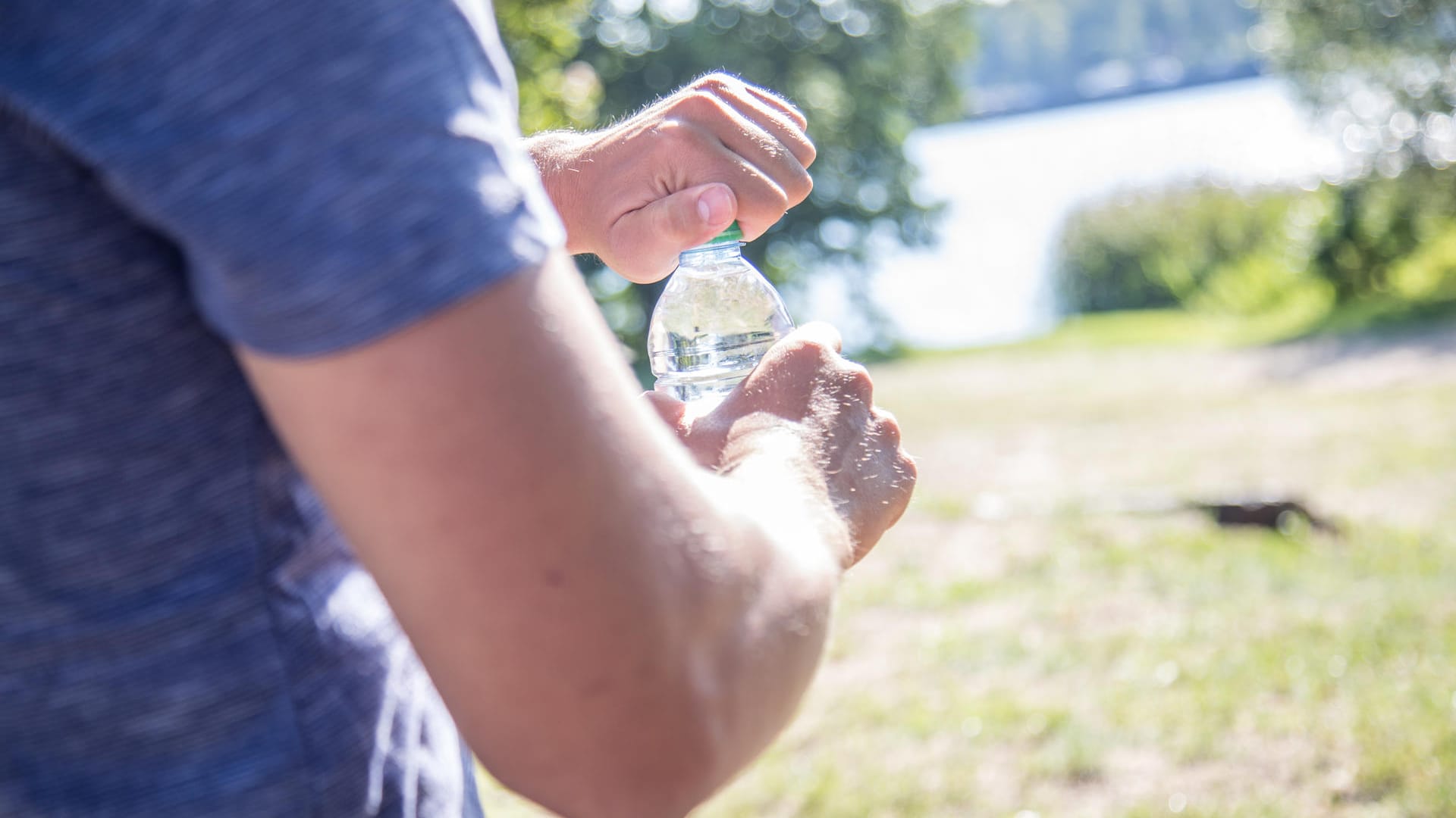 Mann mit Wasserflasche: Auf Reisen ist es sinnvoll, abgefülltes Wasser zu trinken. Wer in manchen Ländern Leitungswasser trinkt, riskiert Durchfallerkrankungen.